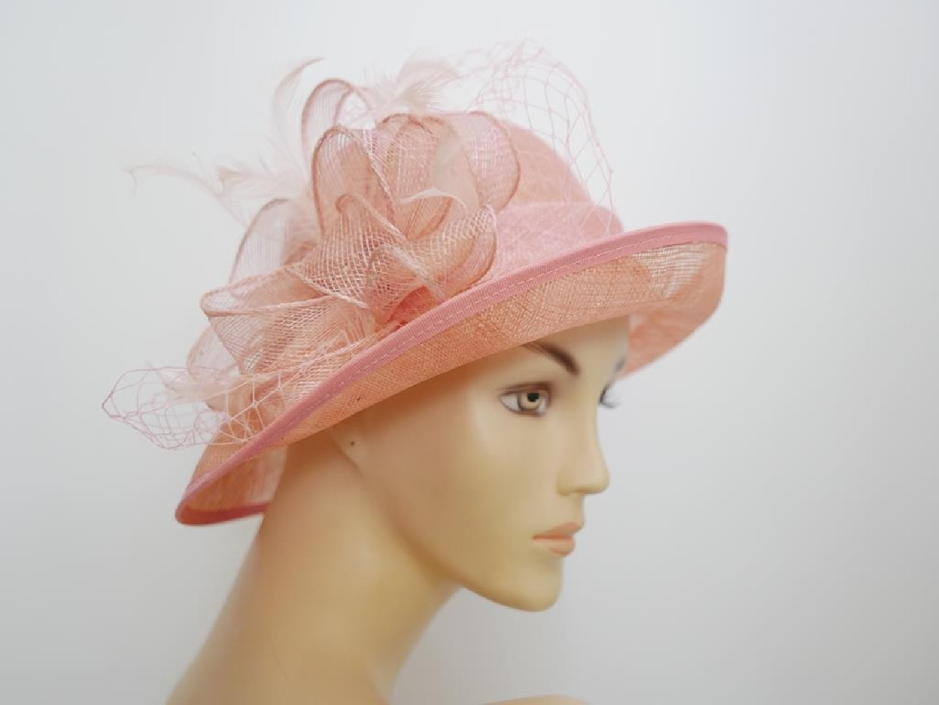 Różowy kapelusz z sinamay model retro regulowany do 57 cm
