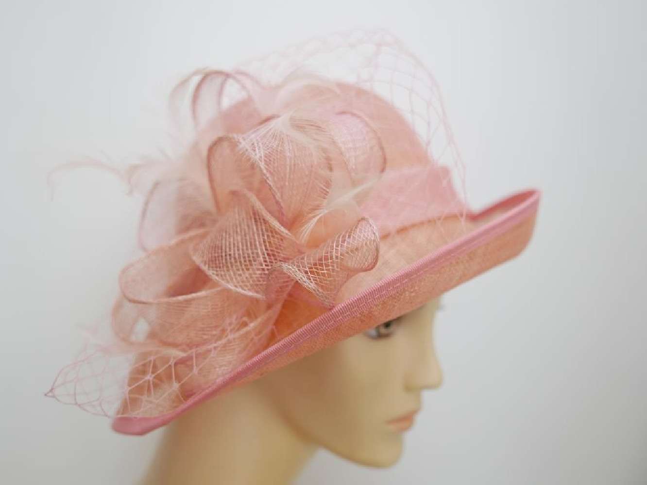 Różowy kapelusz z sinamay model retro regulowany do 57 cm