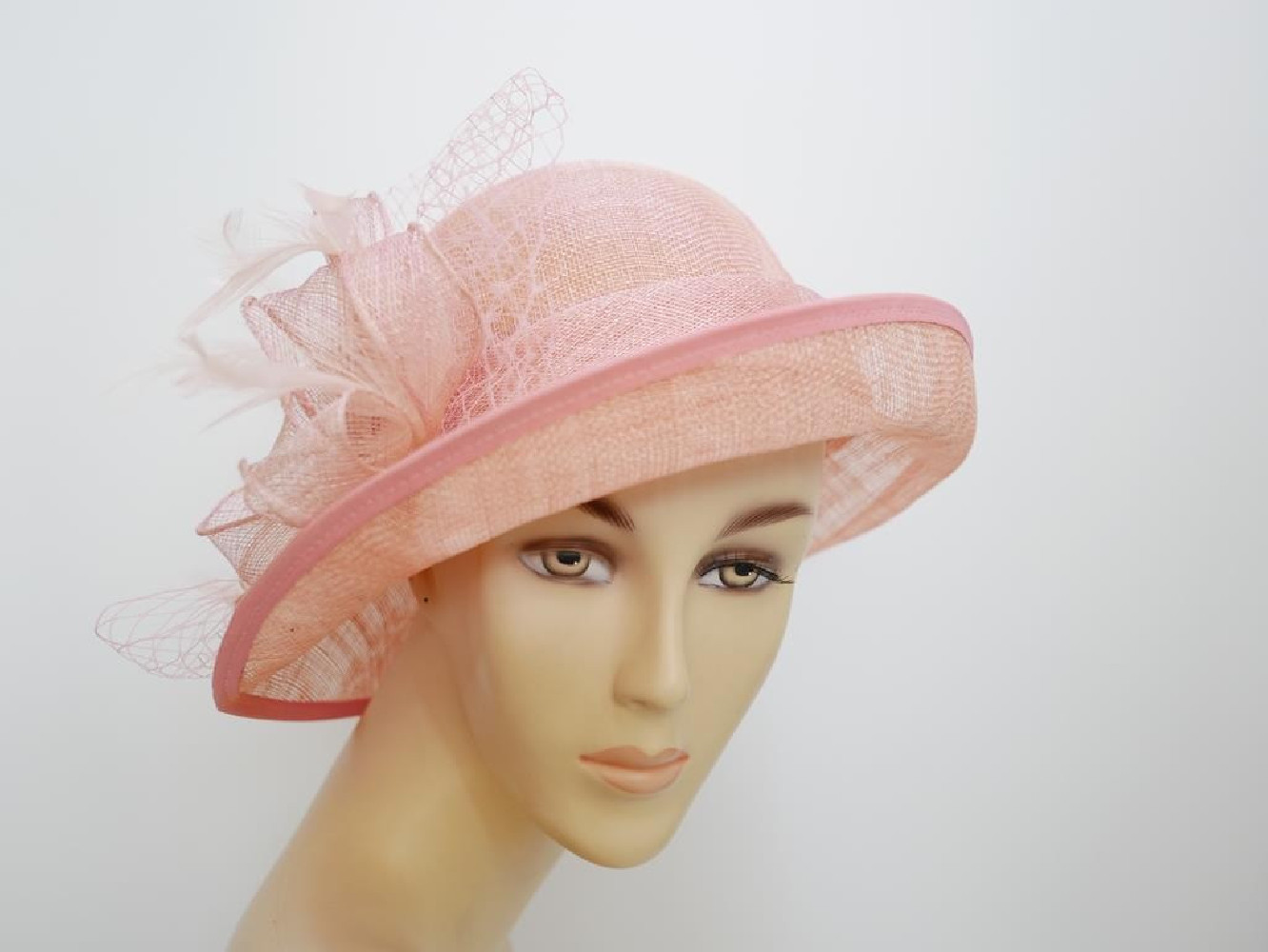 Różowy kapelusz z sinamay model retro regulowany do 57 cm