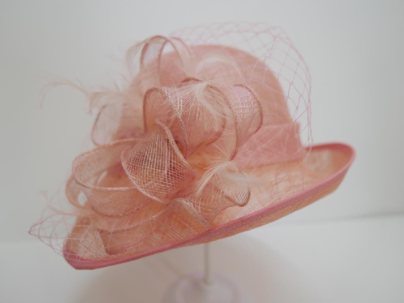 Różowy kapelusz z sinamay model retro regulowany do 57 cm