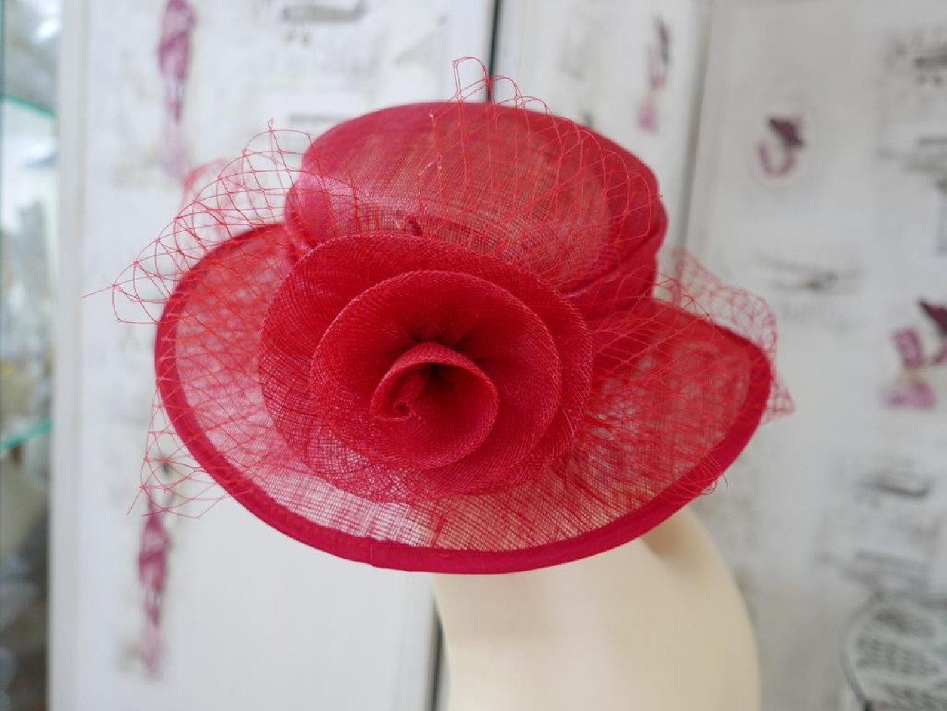 Queen czerwony wizytowy kapelusz  sinamay 53-57cm