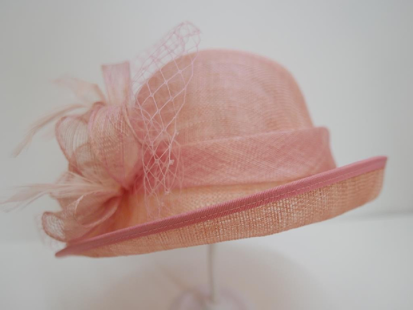 Różowy kapelusz z sinamay model retro regulowany do 57 cm