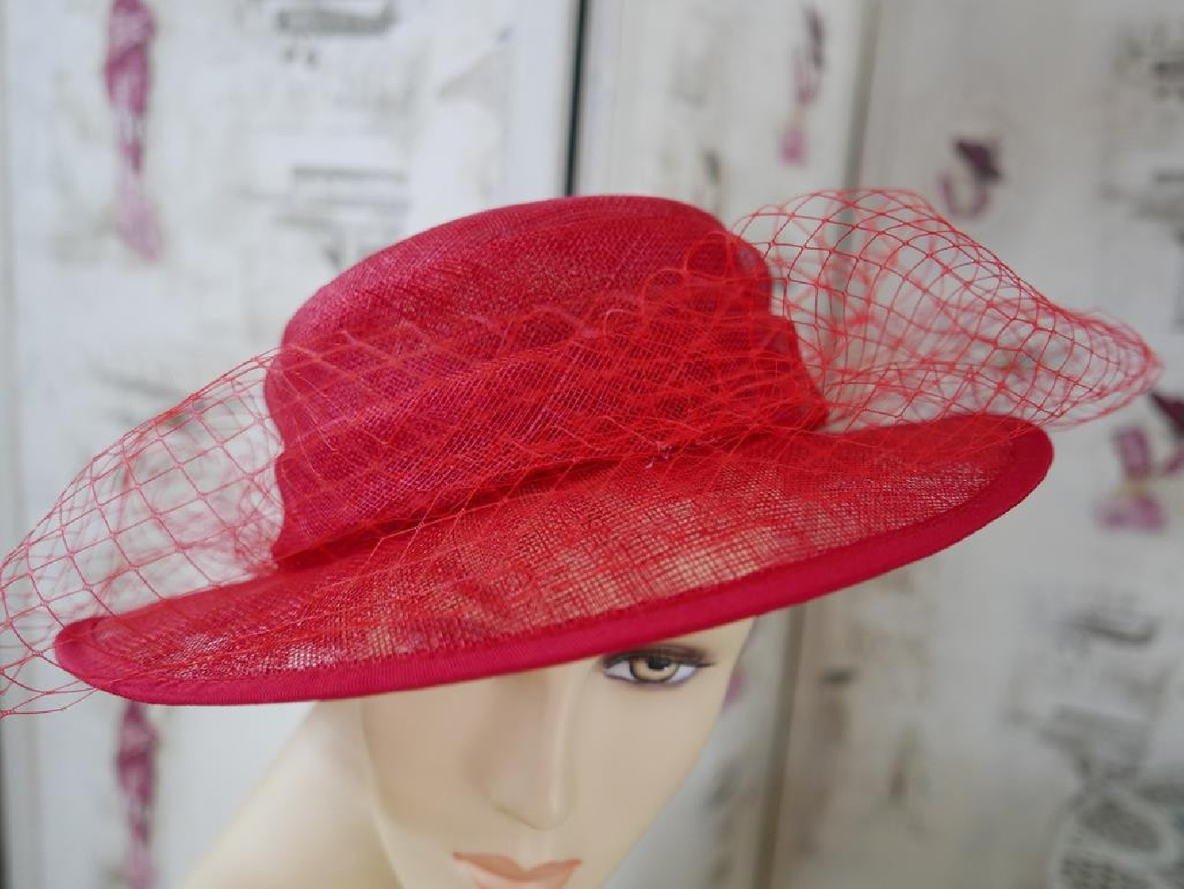 Queen czerwony wizytowy kapelusz  sinamay 53-57cm