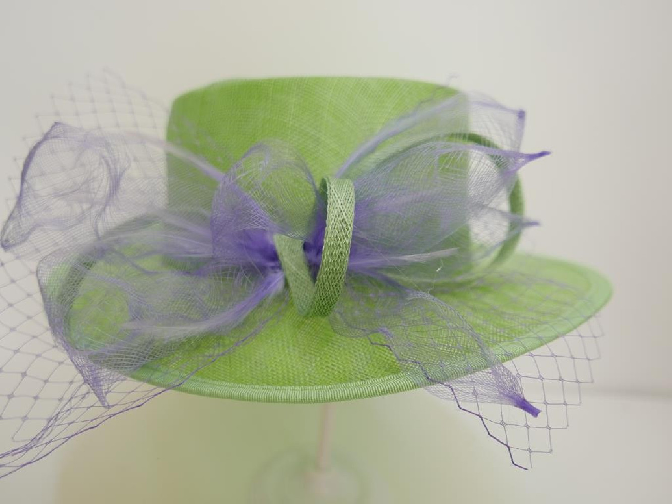 Zielono liliowy kanotier z sinamay do 58 cm