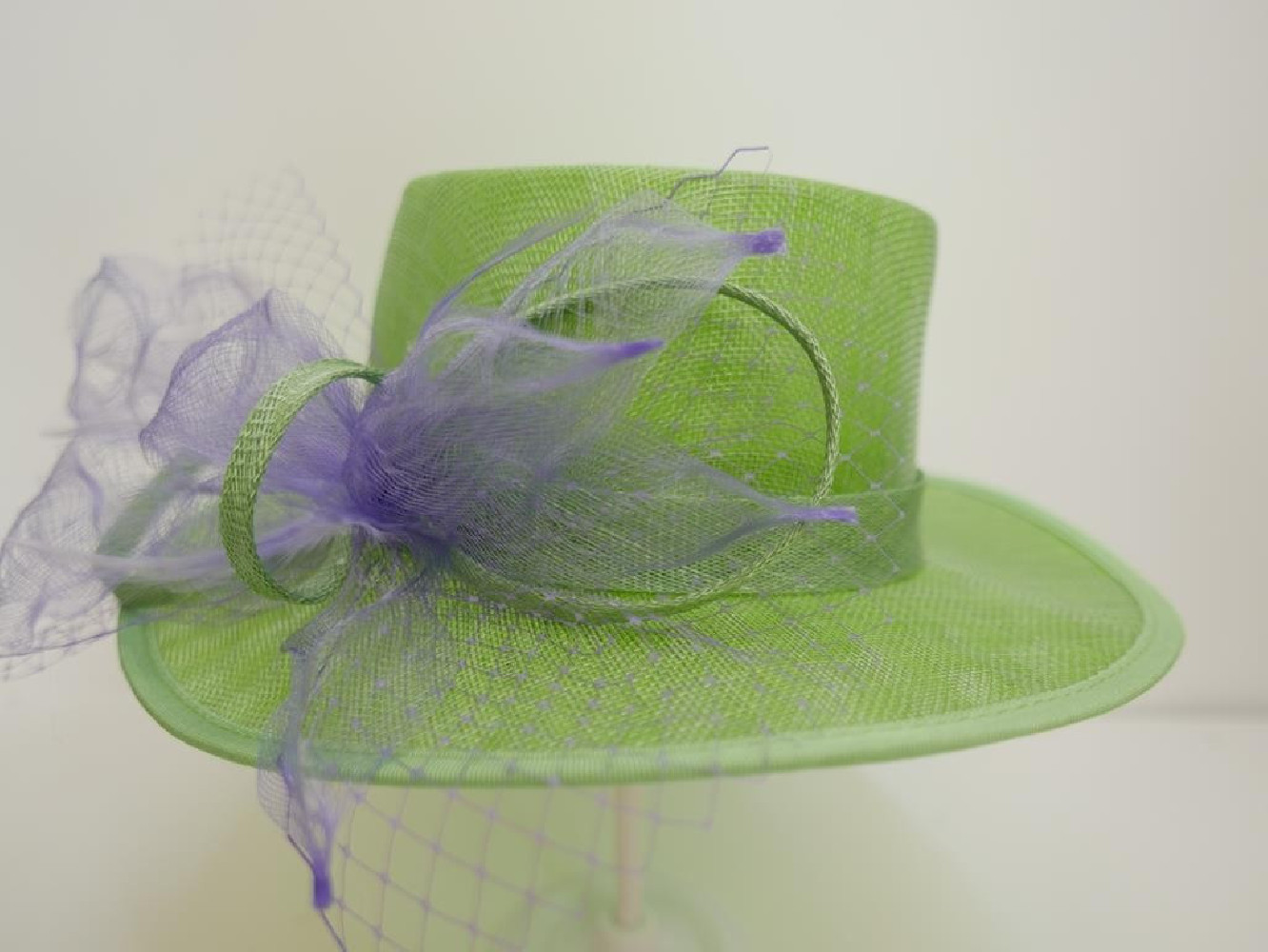 Zielono liliowy kanotier z sinamay do 58 cm