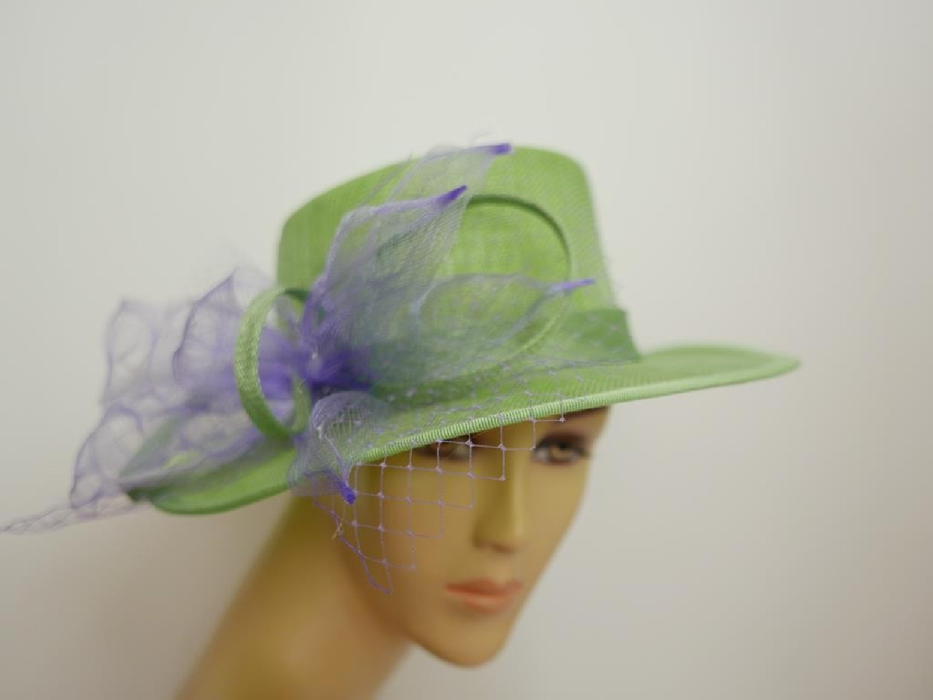 Zielono liliowy kanotier z sinamay do 58 cm