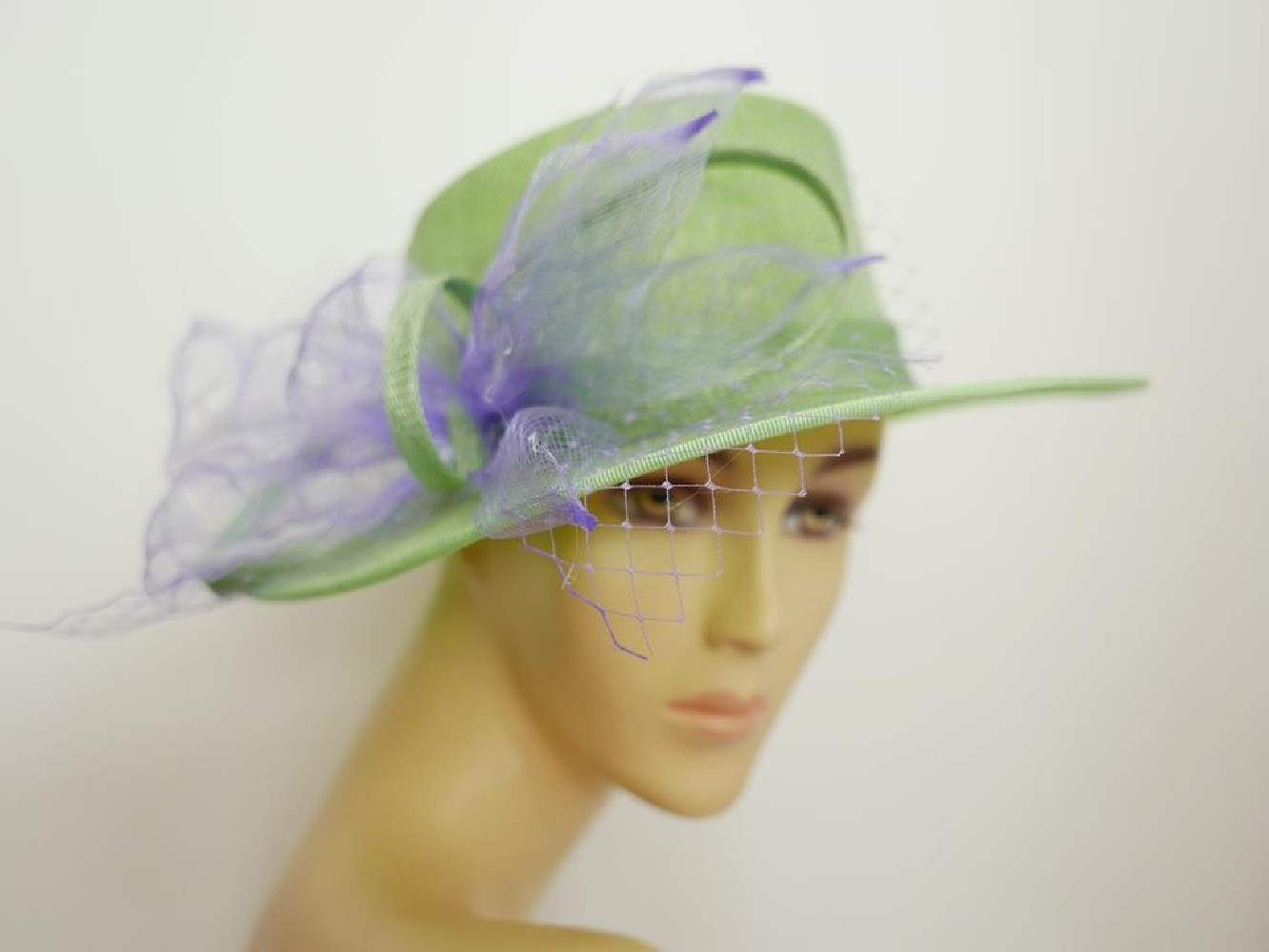 Zielono liliowy kanotier z sinamay do 58 cm