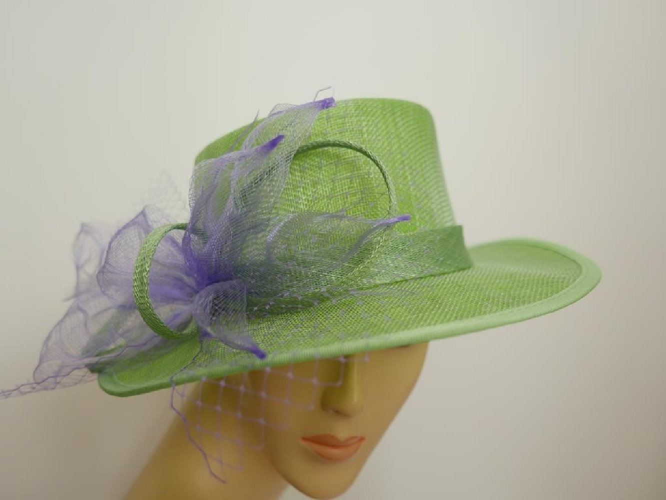 Zielono liliowy kanotier z sinamay do 58 cm