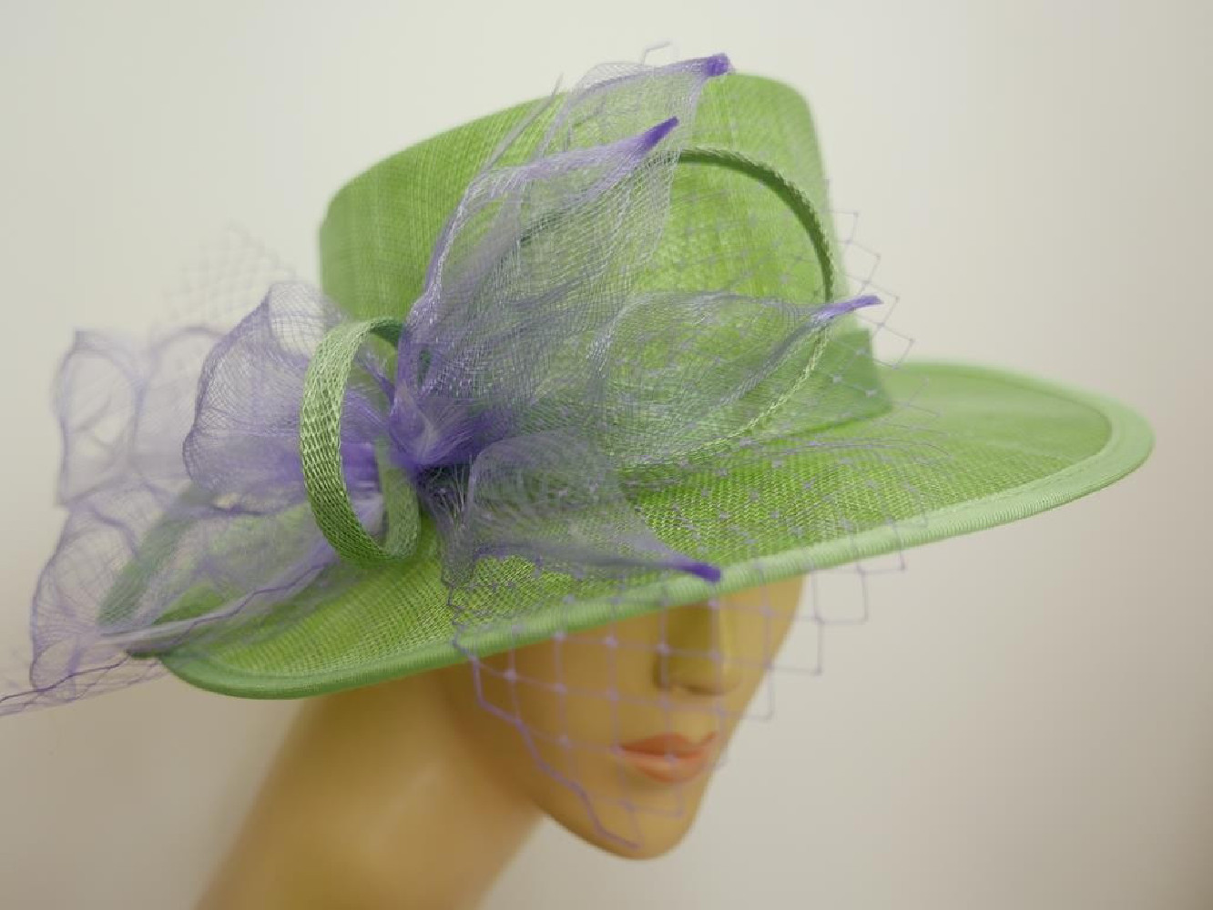 Zielono liliowy kanotier z sinamay do 58 cm