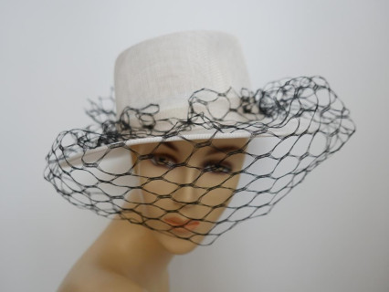 Śmietankowo czarny kanotier z sinamay z woalką do 58 cm