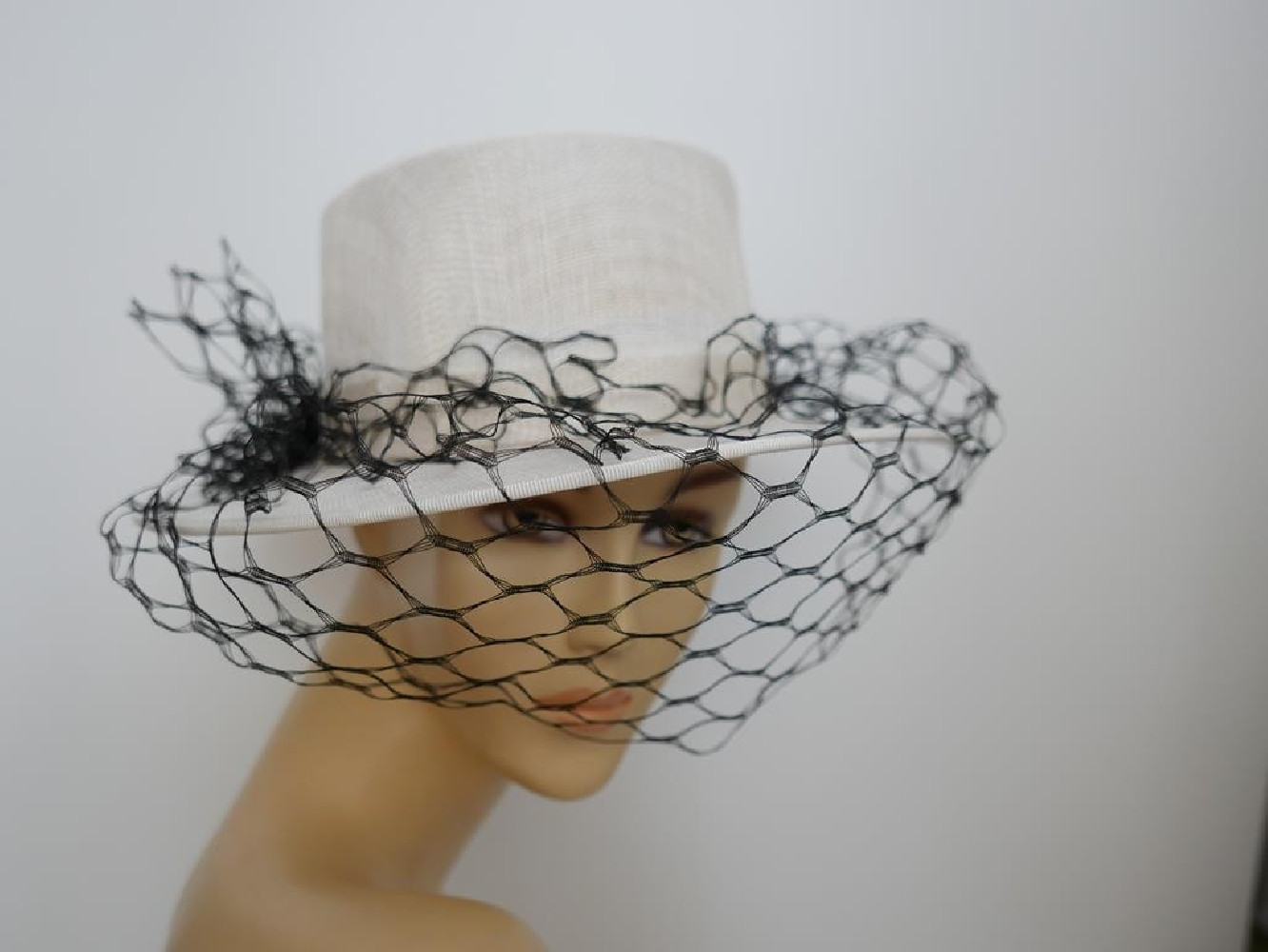 Śmietankowo czarny kanotier z sinamay z woalką do 58 cm