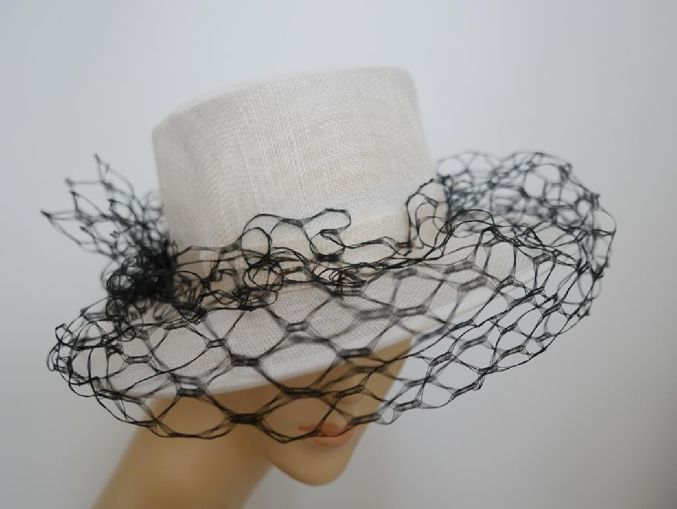 Śmietankowo czarny kanotier z sinamay z woalką do 58 cm