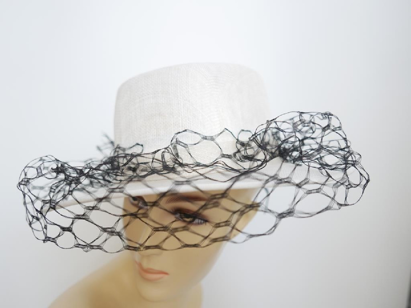 Śmietankowo czarny kanotier z sinamay z woalką do 58 cm