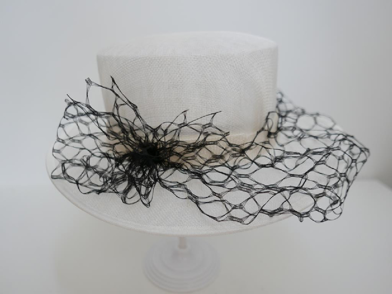 Śmietankowo czarny kanotier z sinamay z woalką do 58 cm