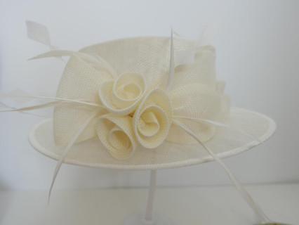 Śmietankowy kanotier z sinamay do 57 cm