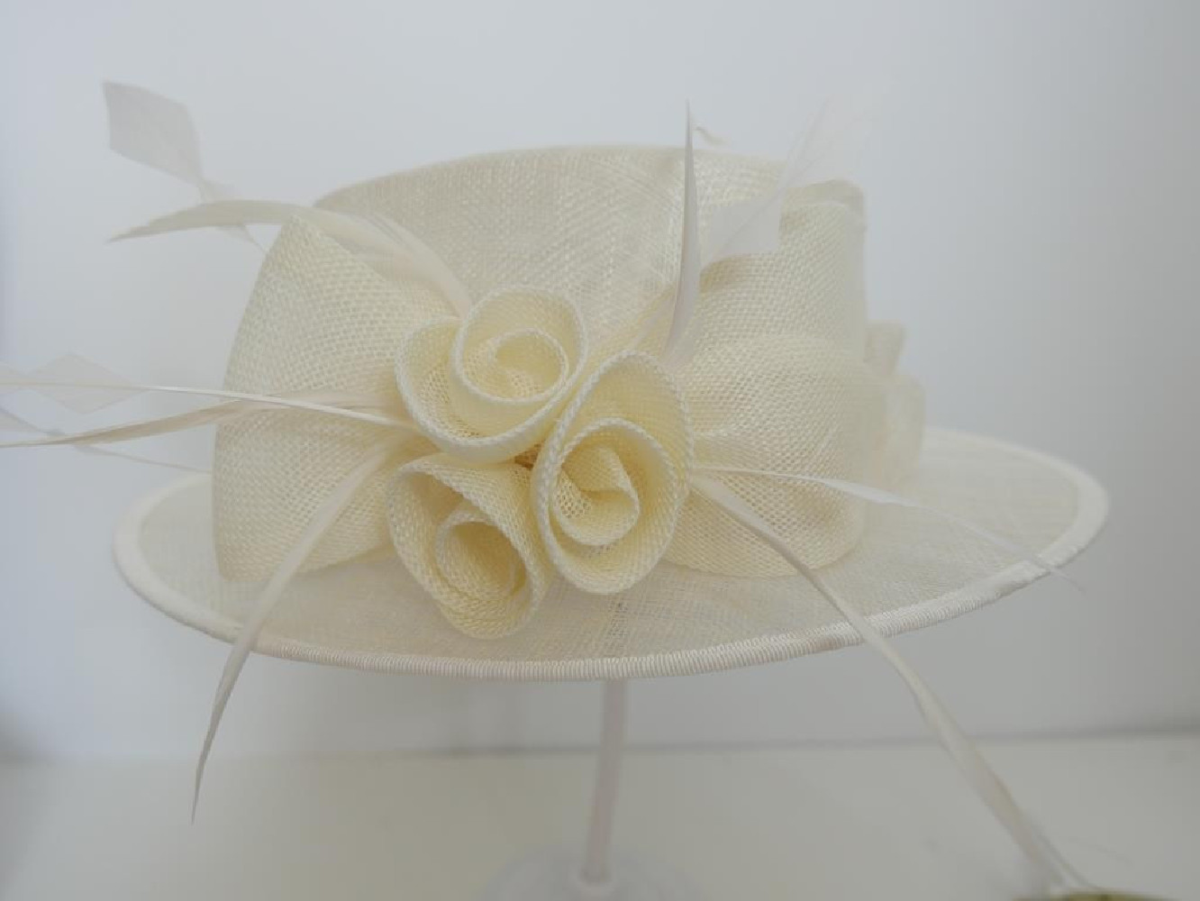 Śmietankowy kanotier z sinamay do 57 cm