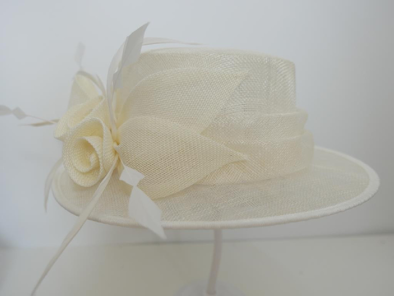 Śmietankowy kanotier z sinamay do 57 cm