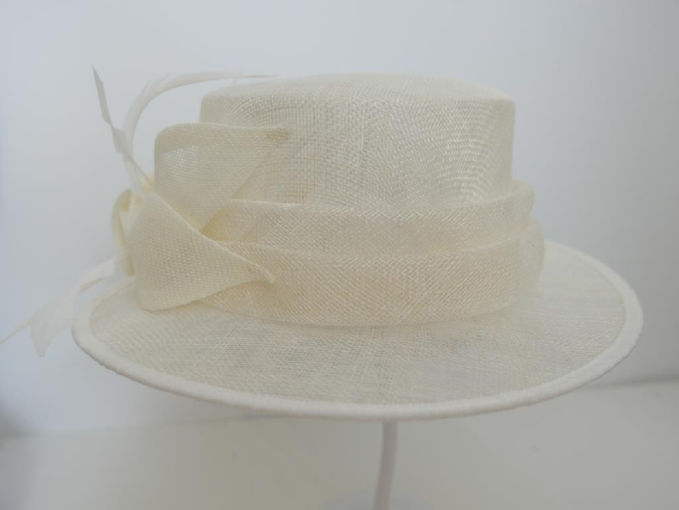 Śmietankowy kanotier z sinamay do 57 cm