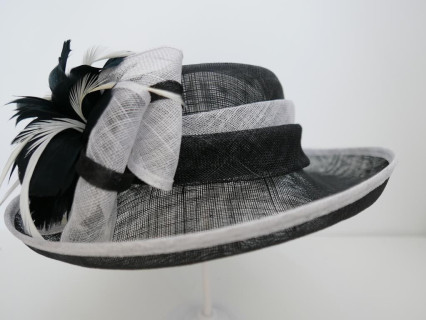 Śmietankowo czarny kapelusz z sinamay do 57 cm