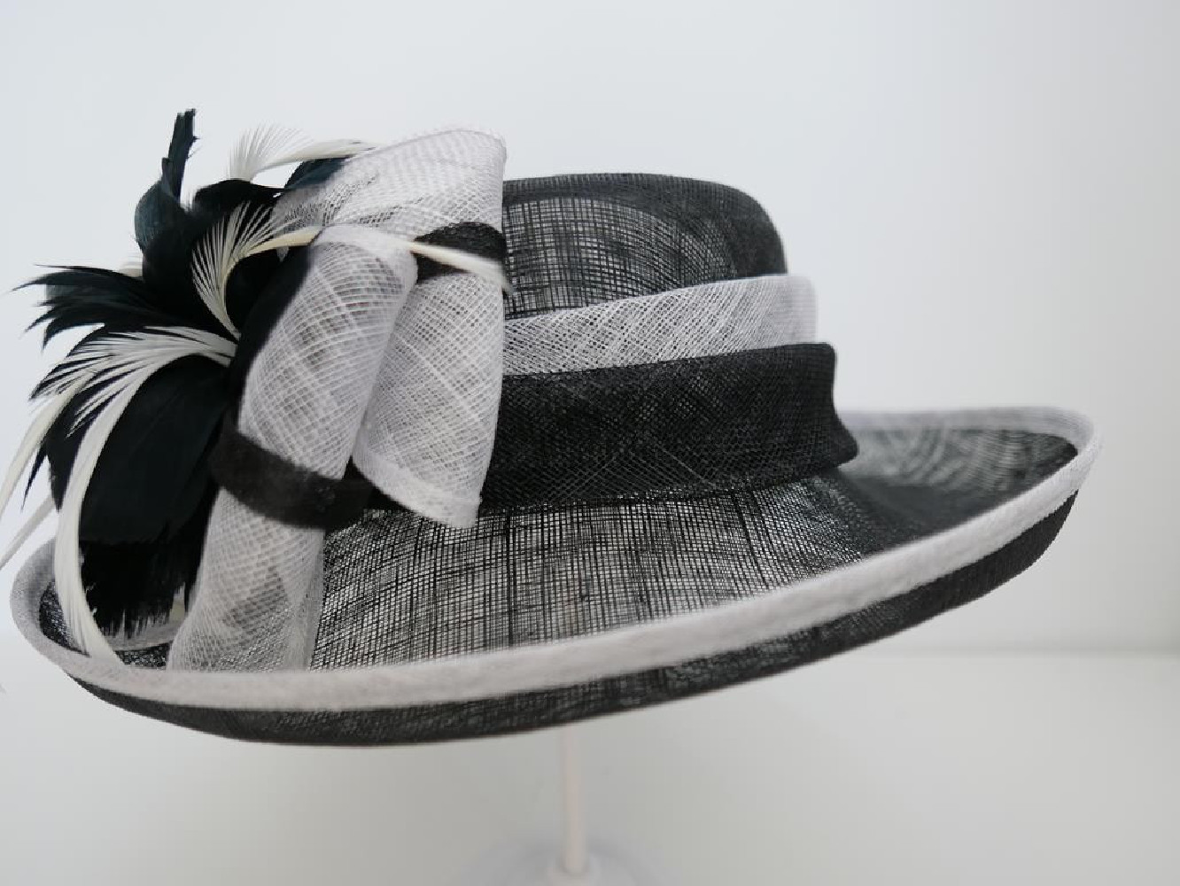 Śmietankowo czarny kapelusz z sinamay do 57 cm