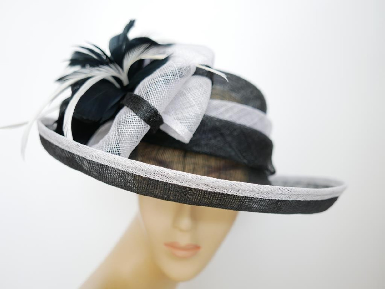 Śmietankowo czarny kapelusz z sinamay do 57 cm