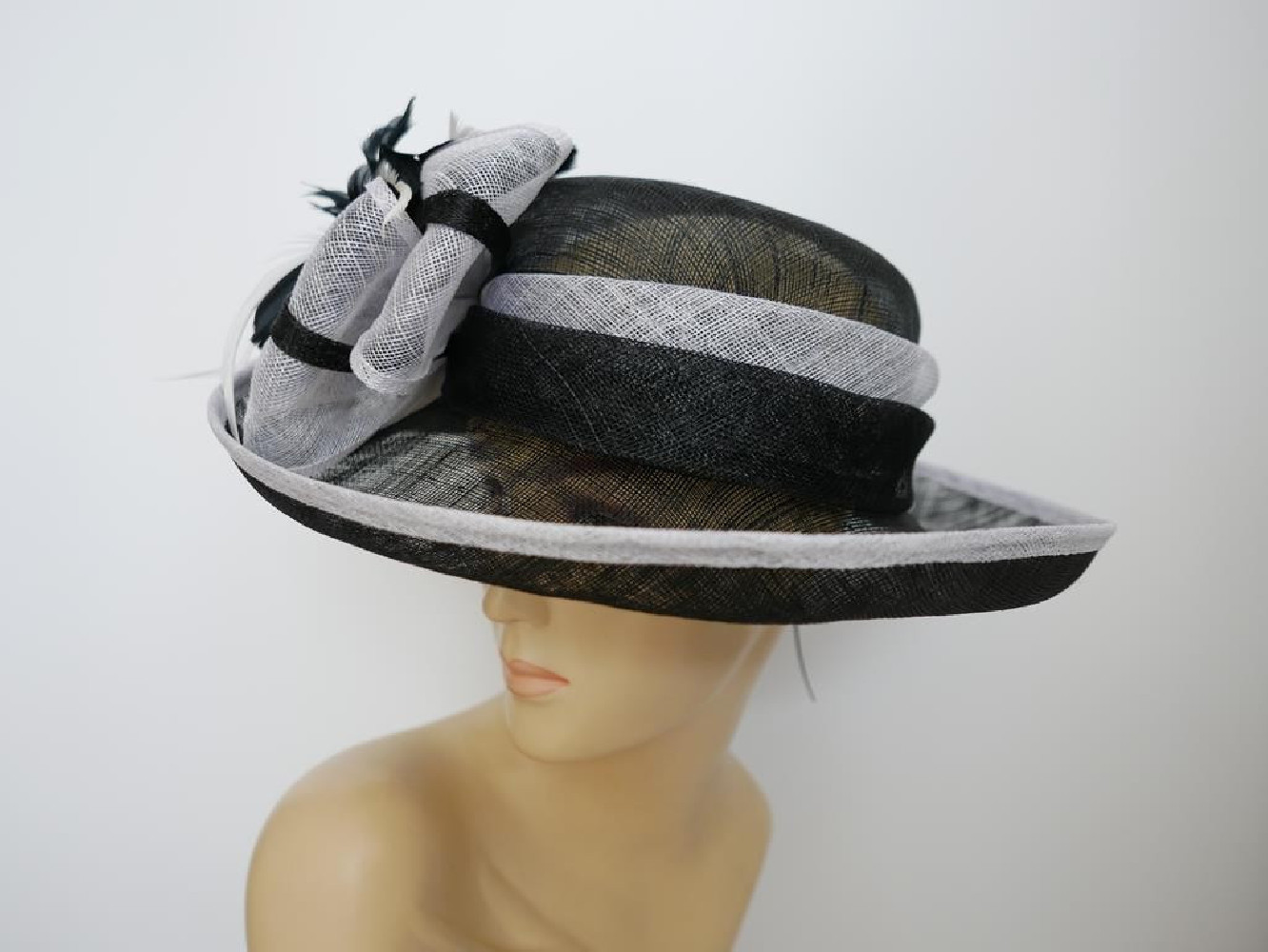 Śmietankowo czarny kapelusz z sinamay do 57 cm