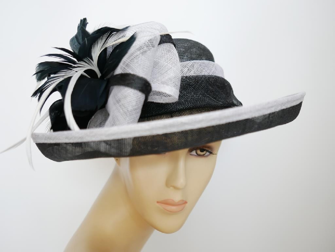 Śmietankowo czarny kapelusz z sinamay do 57 cm