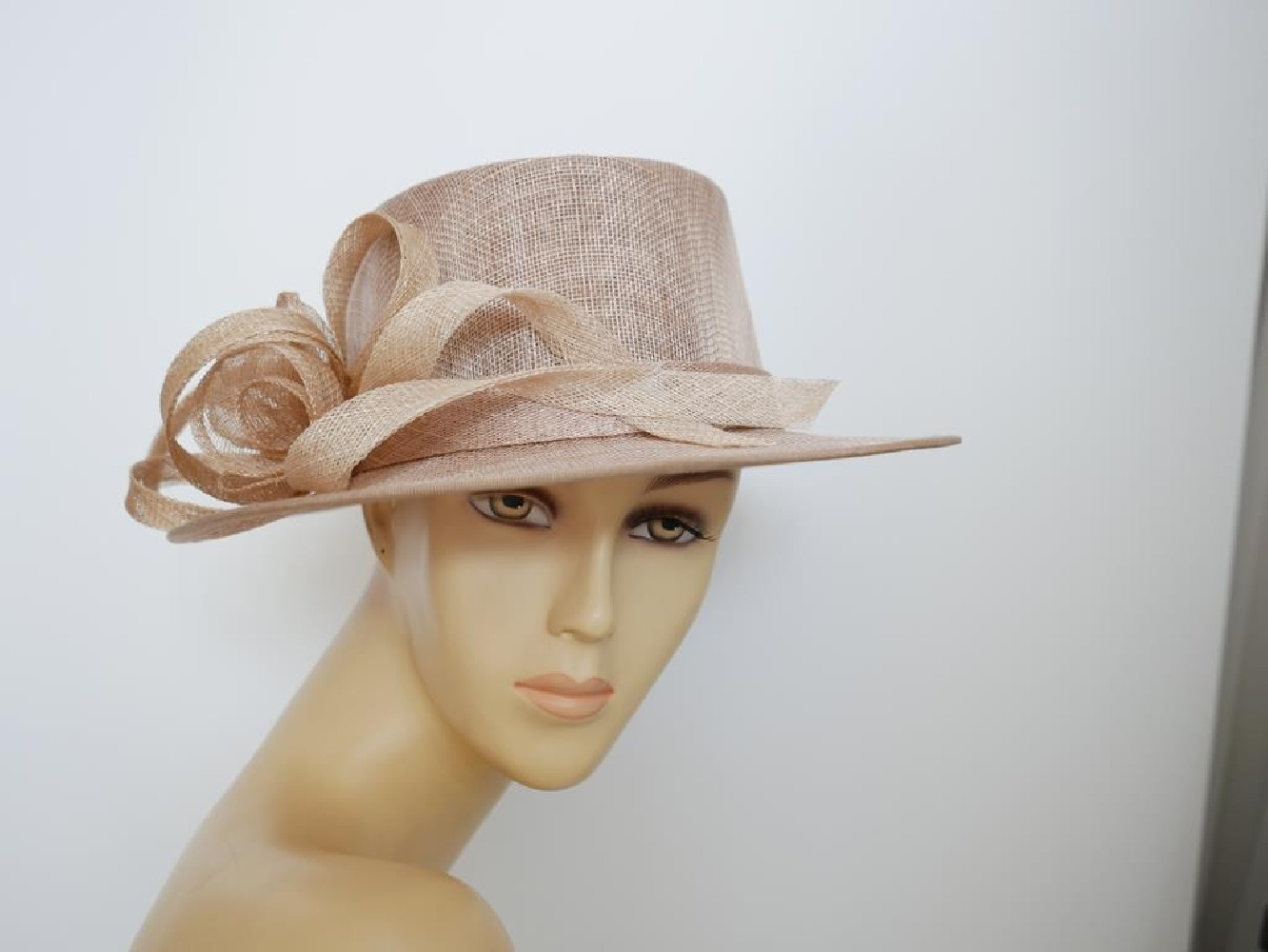 Beżowy kanotier z sinamay do 58 cm