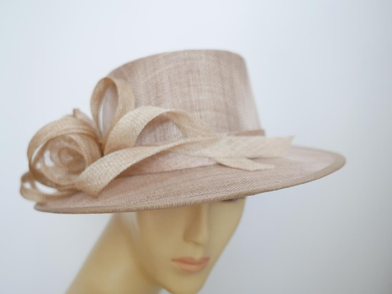 Beżowy kanotier z sinamay do 58 cm