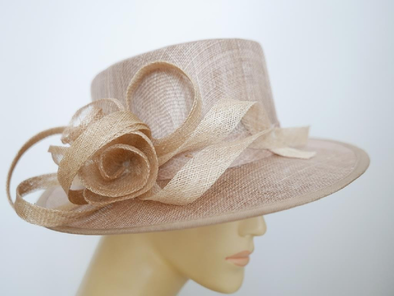 Beżowy kanotier z sinamay do 58 cm