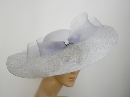 Srebrzysto szary szałowy kapelusz wizytowy