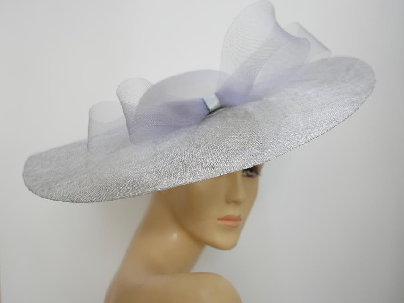 Srebrzysto szary szałowy kapelusz wizytowy