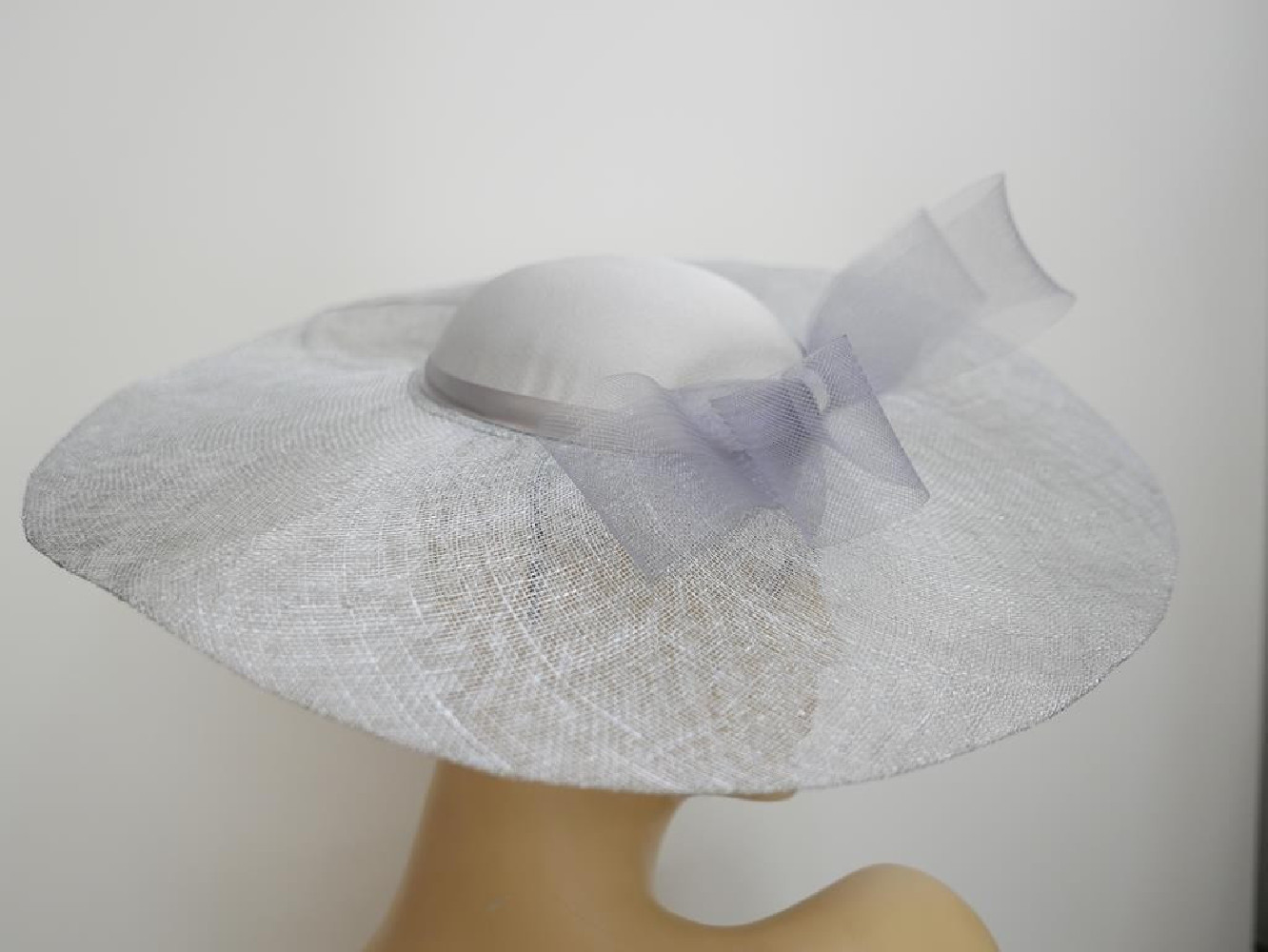 Srebrzysto szary szałowy kapelusz wizytowy