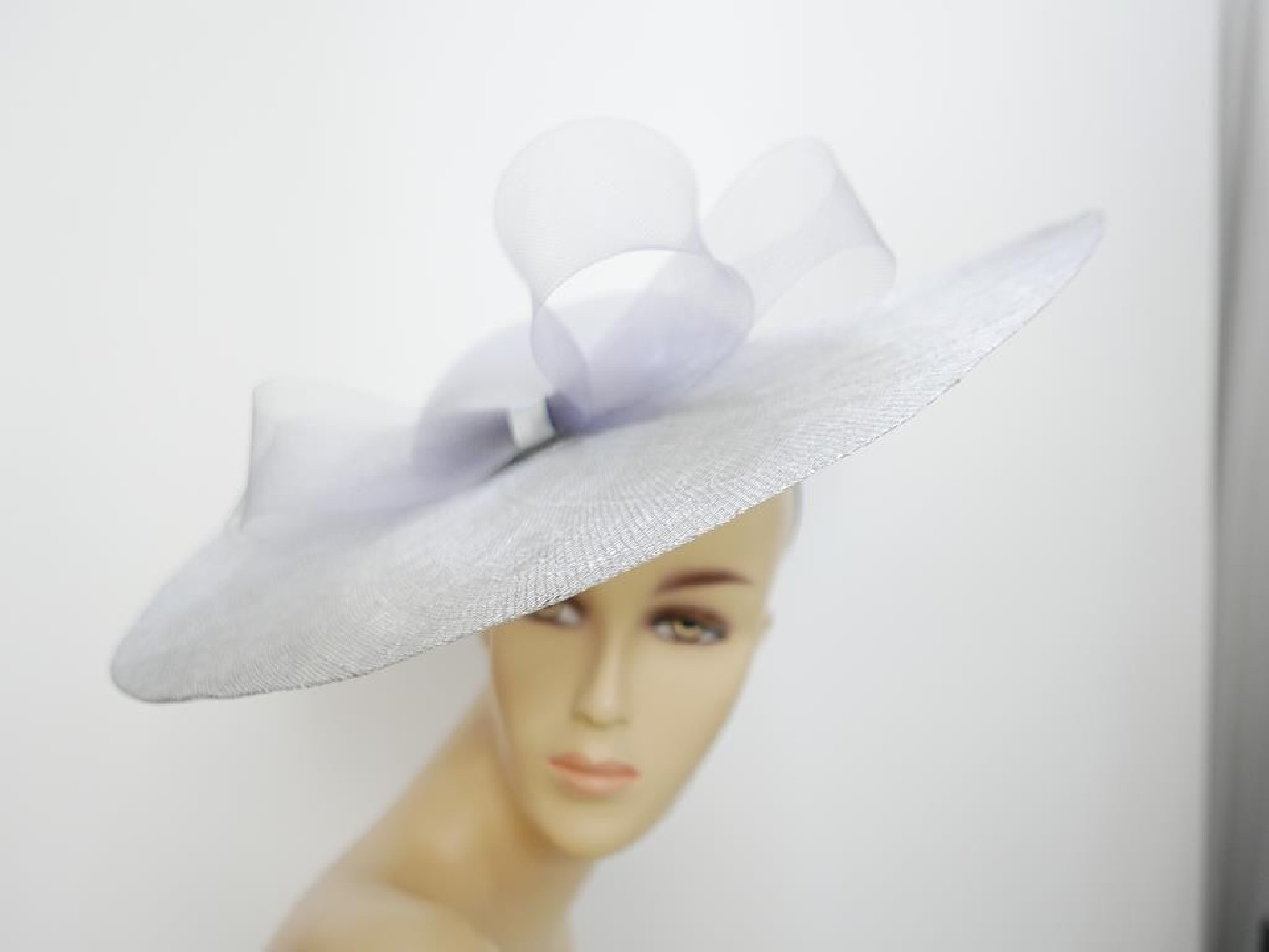 Srebrzysto szary szałowy kapelusz wizytowy