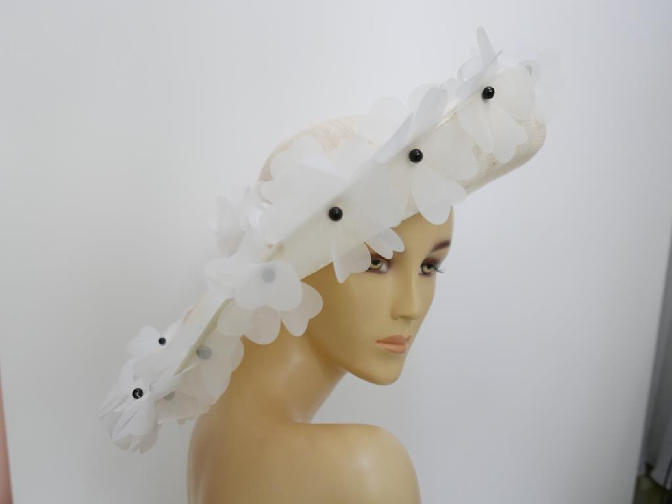 Śmietankowo czarny szałowy kapelusz z kwiatami