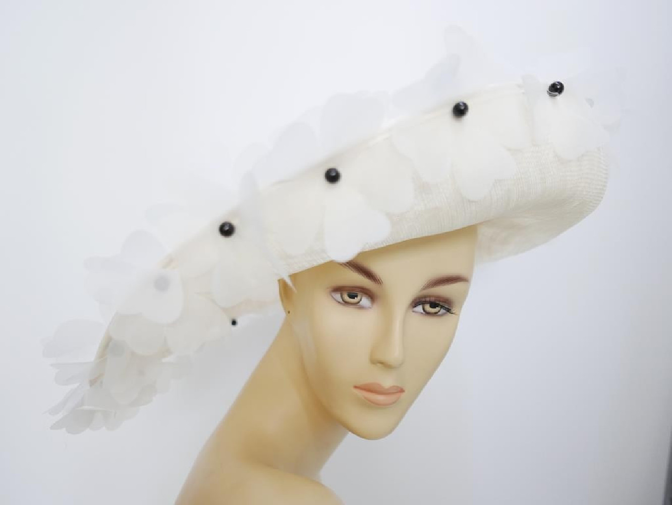 Śmietankowo czarny szałowy kapelusz z kwiatami