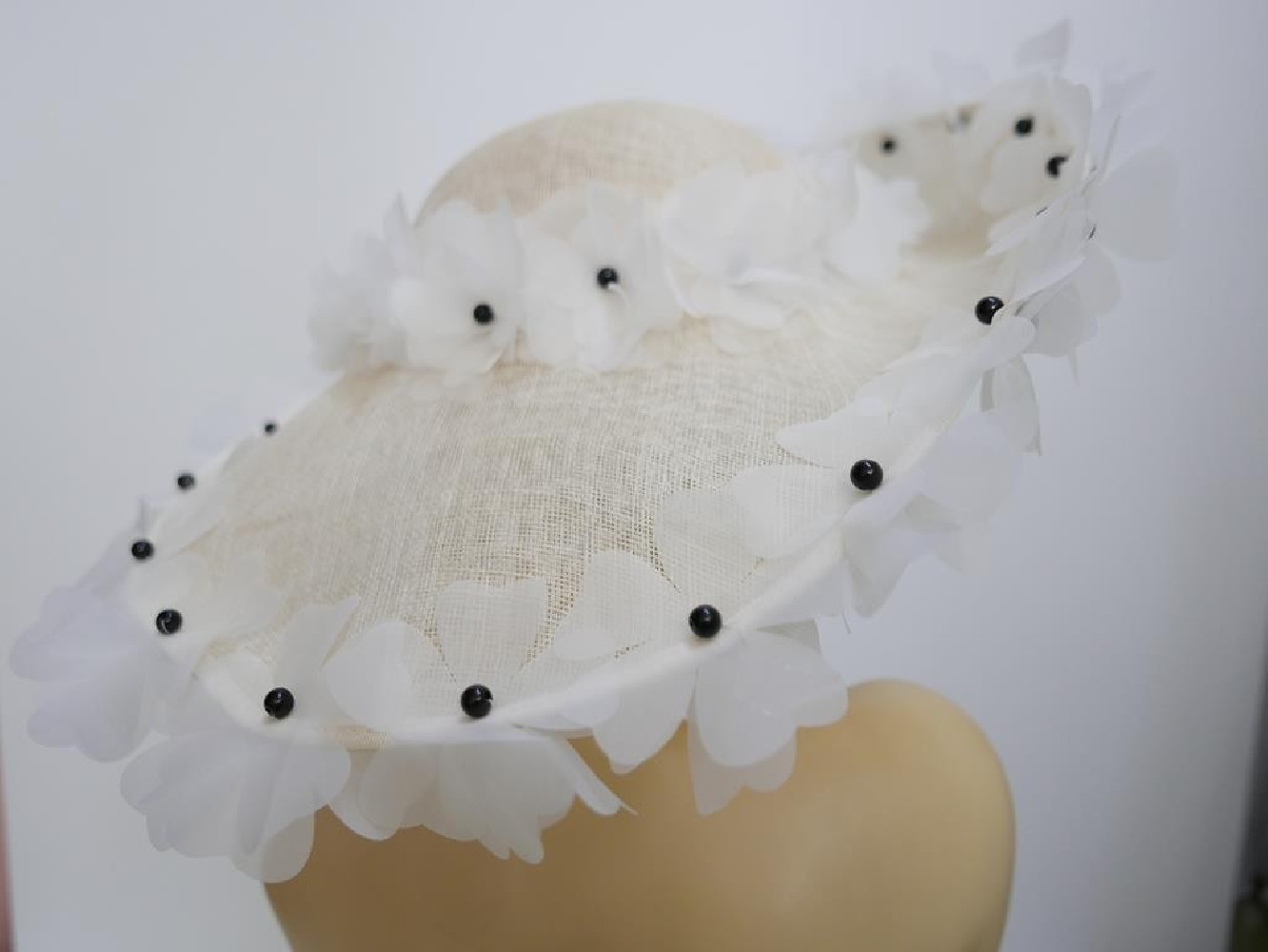 Śmietankowo czarny szałowy kapelusz z kwiatami