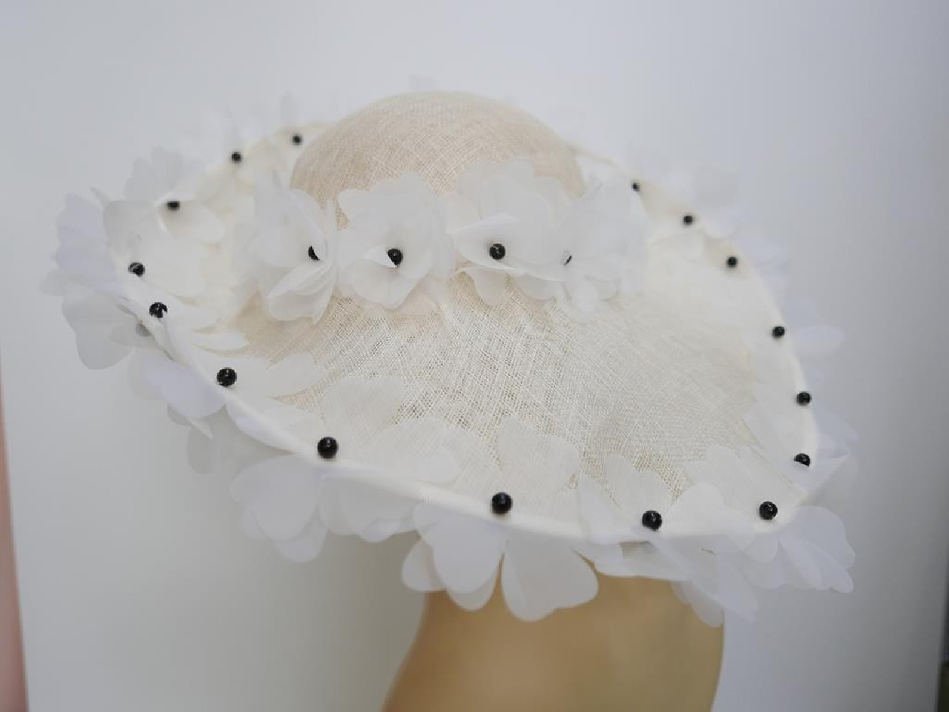 Śmietankowo czarny szałowy kapelusz z kwiatami