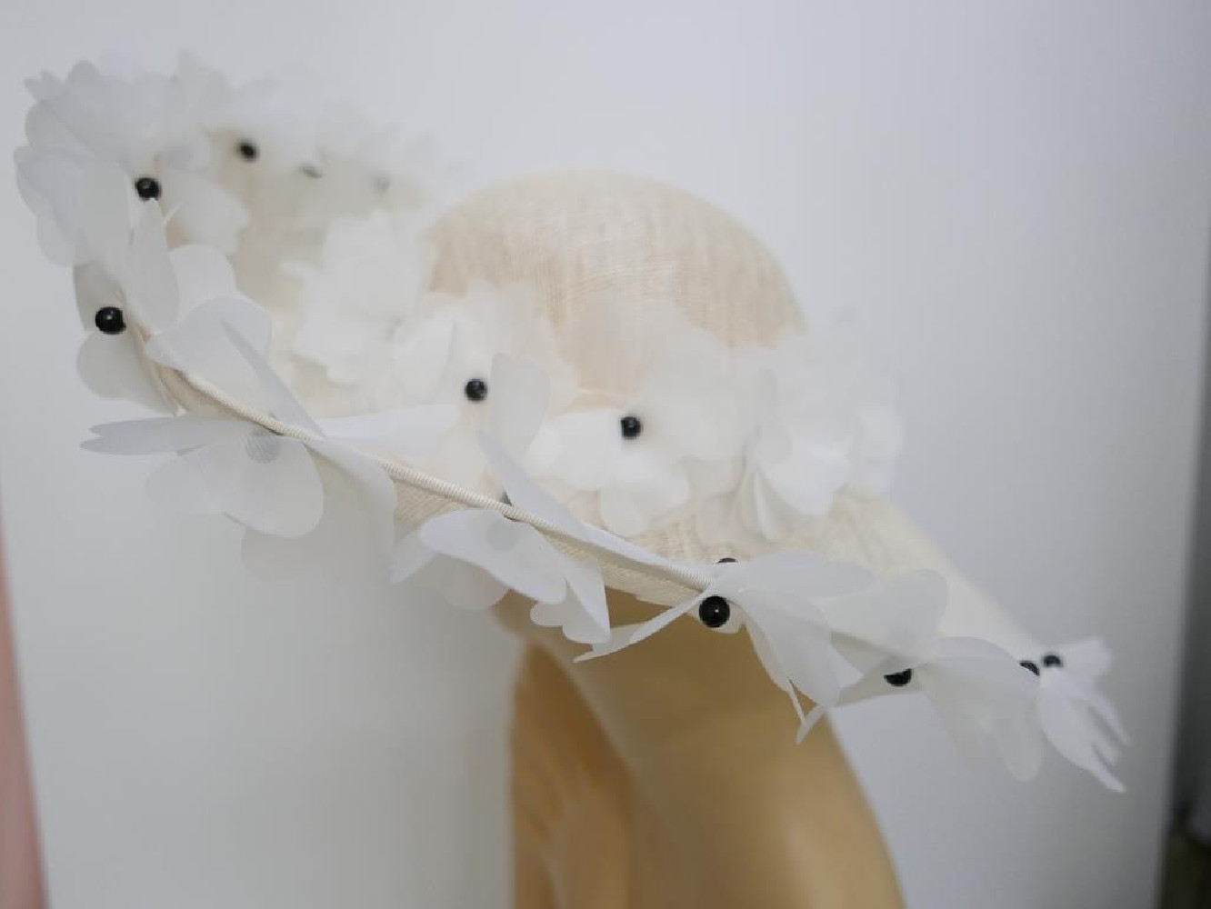 Śmietankowo czarny szałowy kapelusz z kwiatami