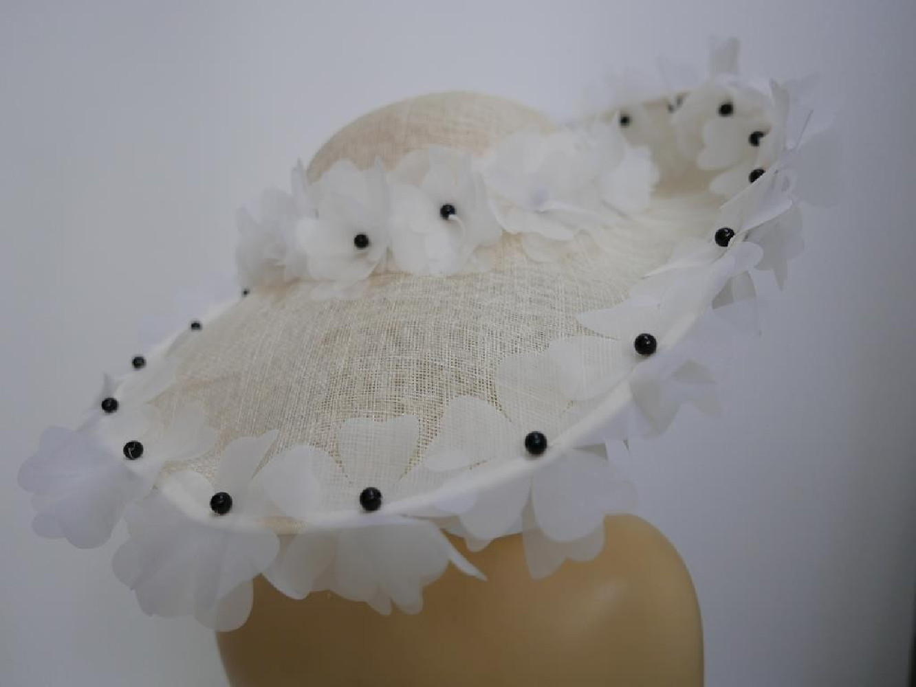 Śmietankowo czarny szałowy kapelusz z kwiatami