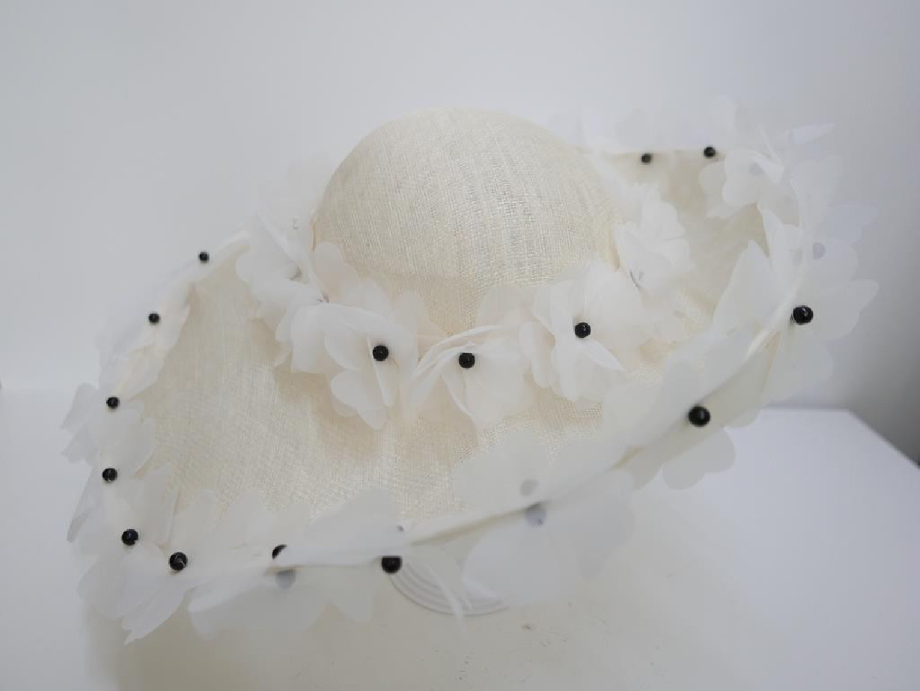 Śmietankowo czarny szałowy kapelusz z kwiatami