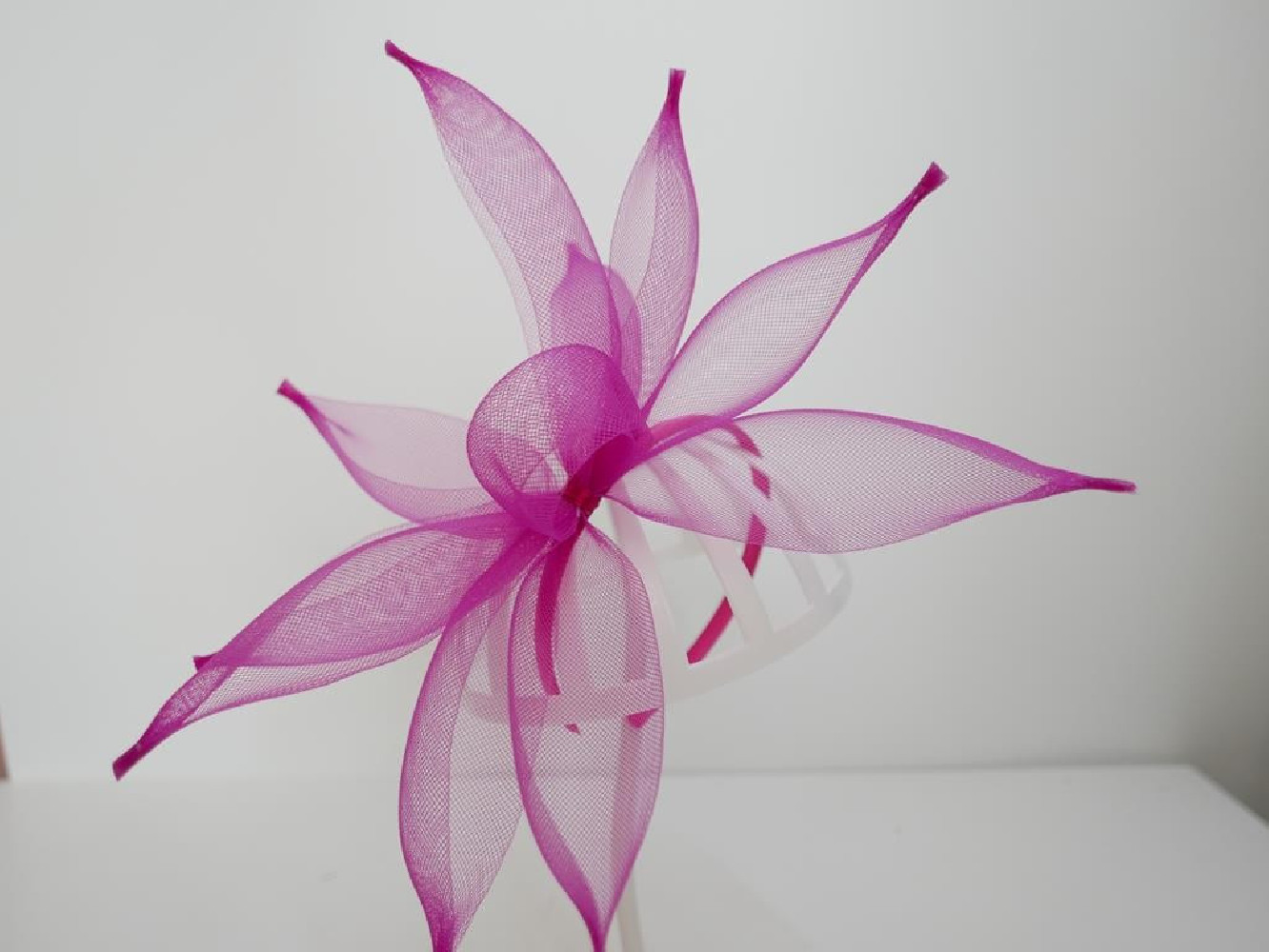 Fuksja fascynator z crin na przepasce