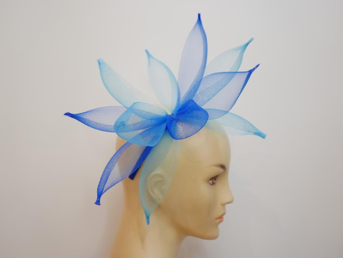 Niebieski  fascynator z crin na przepasce