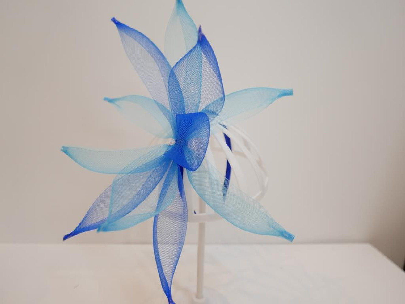 Niebieski  fascynator z crin na przepasce