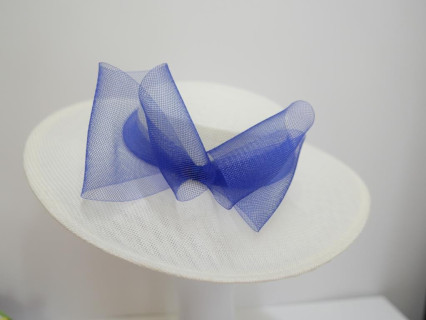 Kremowo granatowy kanotier z lnu z kokardą