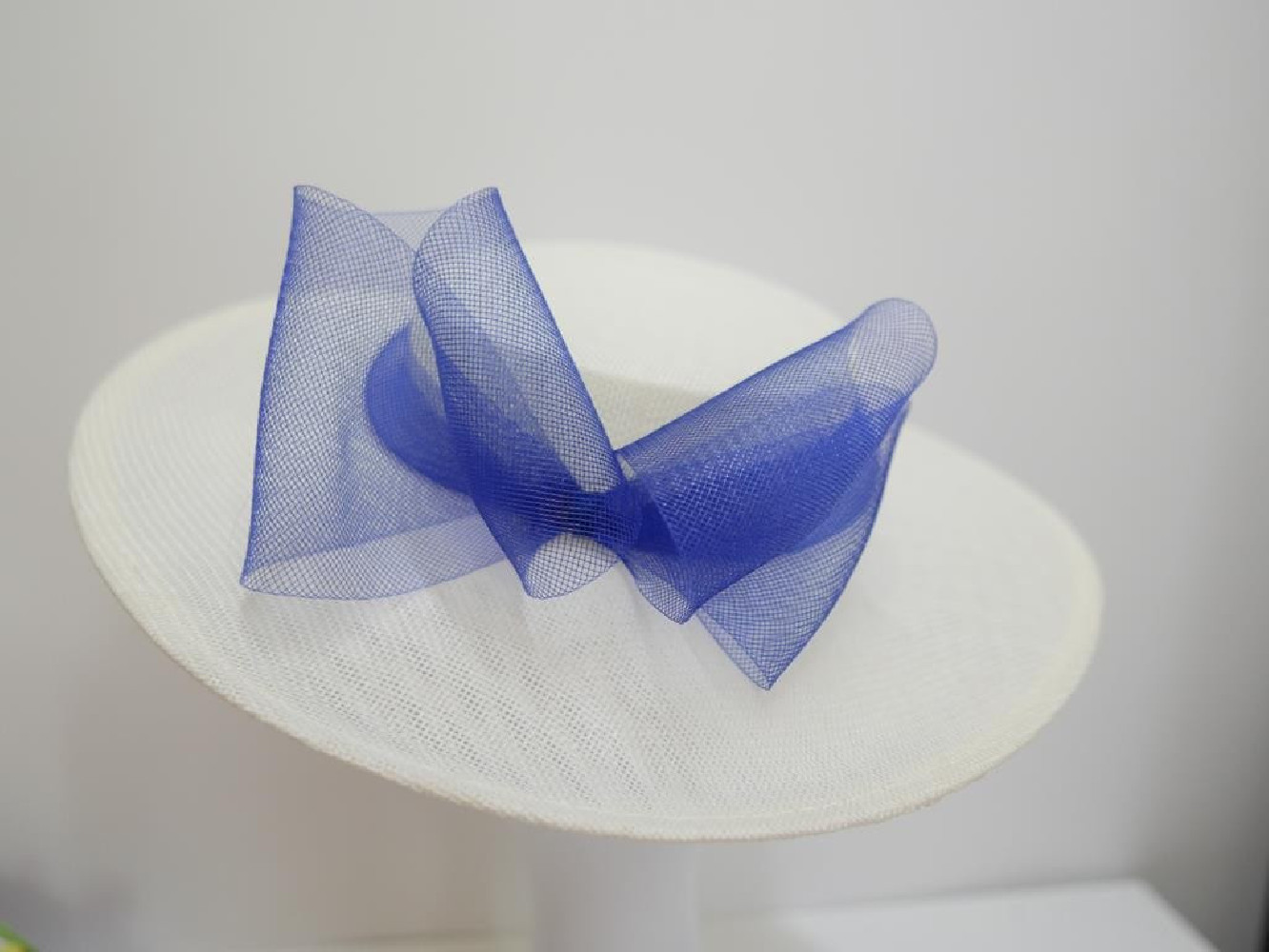 Kremowo granatowy kanotier z lnu z kokardą