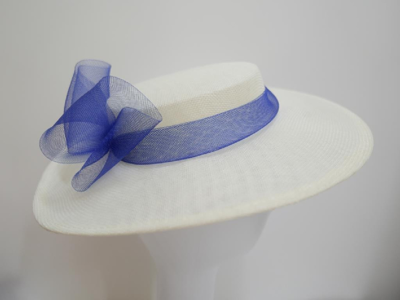 Kremowo granatowy kanotier z lnu z kokardą