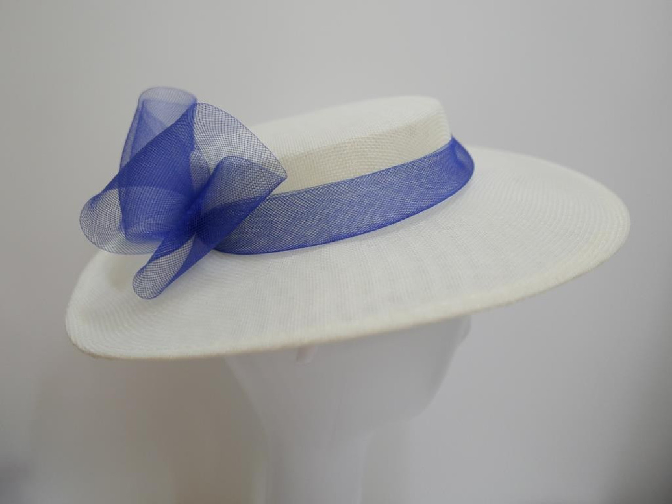 Kremowo granatowy kanotier z lnu z kokardą