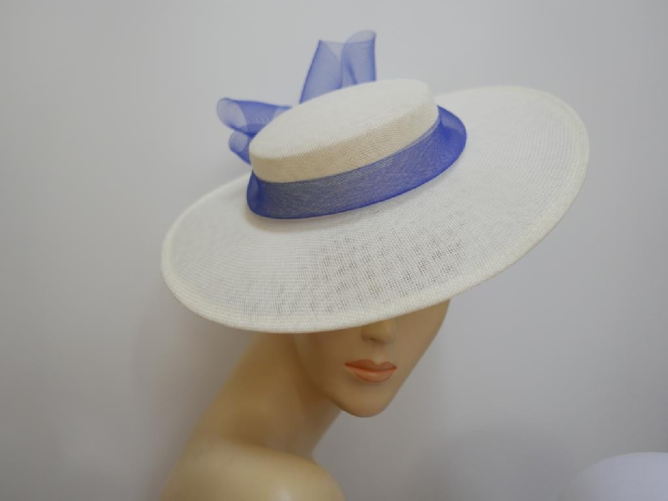 Kremowo granatowy kanotier z lnu z kokardą