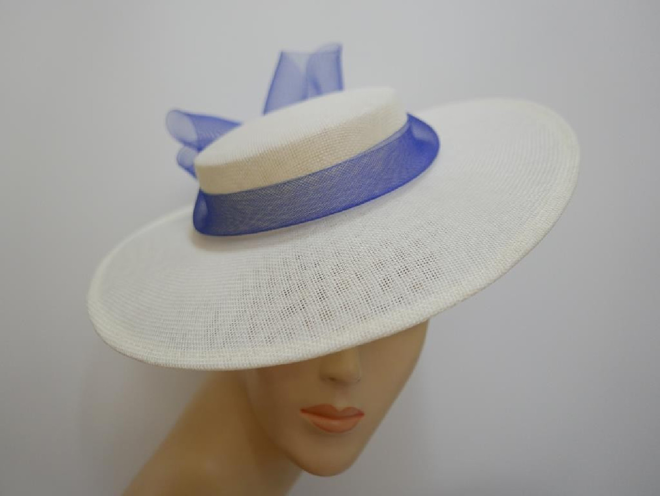 Kremowo granatowy kanotier z lnu z kokardą